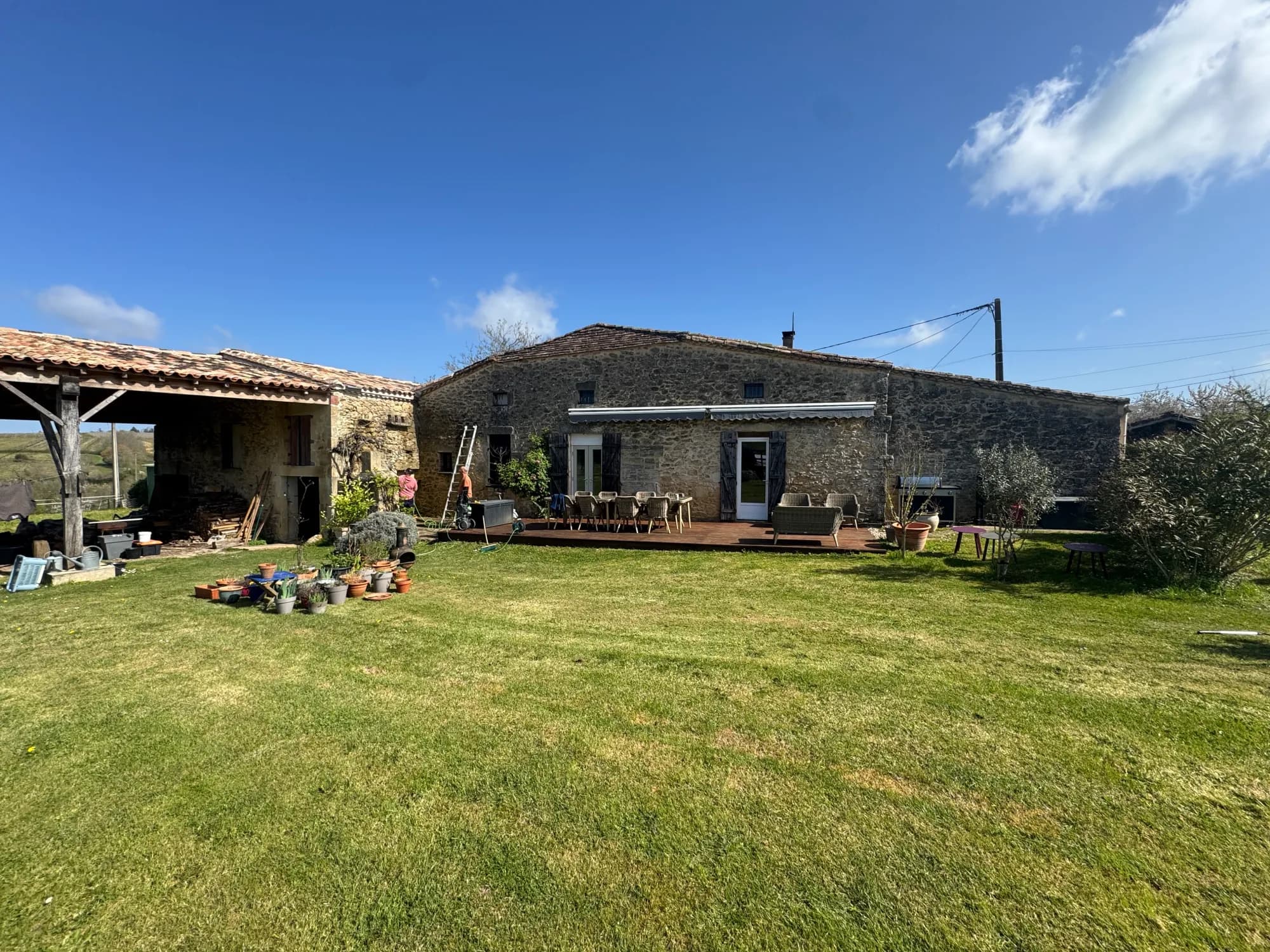 Longère en pierre restaurée avec terrasse et jardin