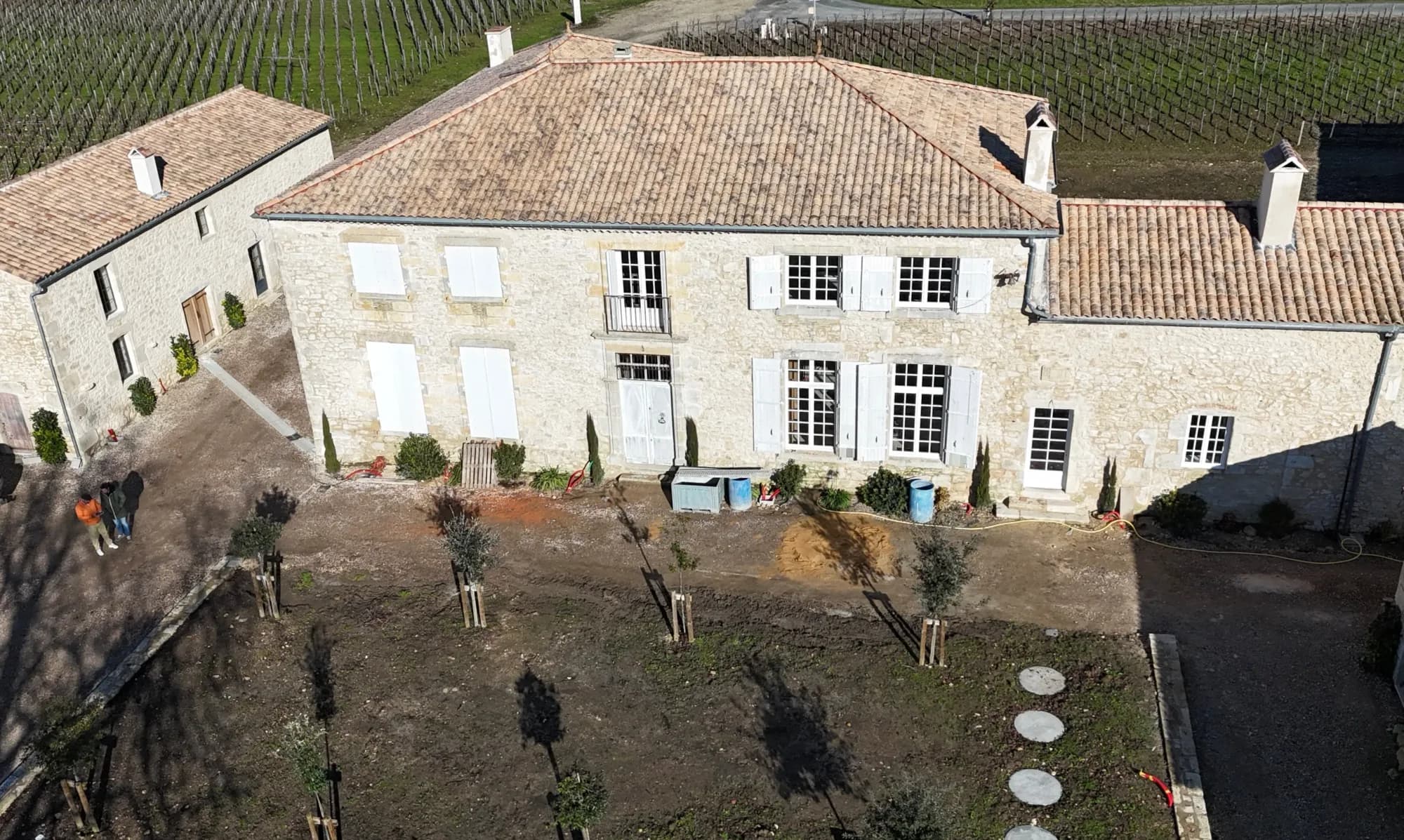 Maison de maître en pierre entourée de vignes, vue aérienne