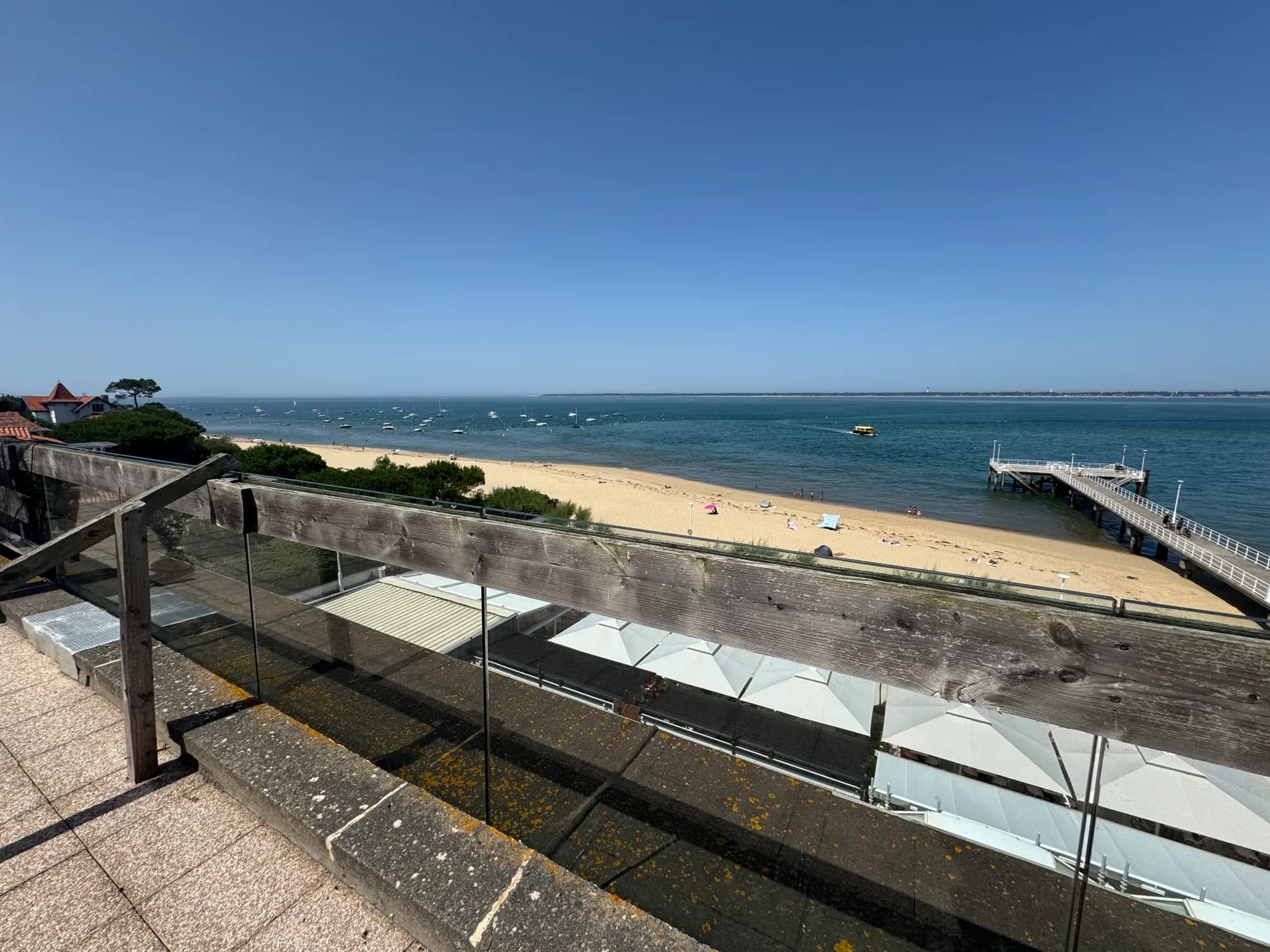 Vue sur la plage et la jetée depuis une terrasse sur le Bassin d'Arcachon