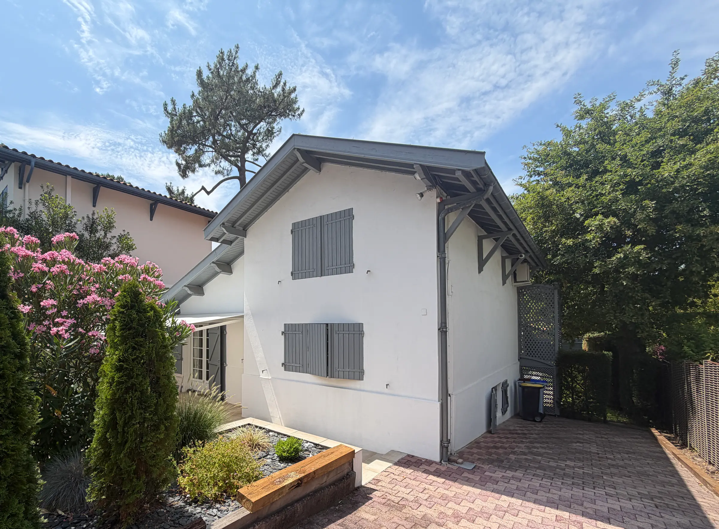 Villa arcachonnaise aux volets gris expertisée par PG Home Consulting sur le Bassin d'Arcachon
